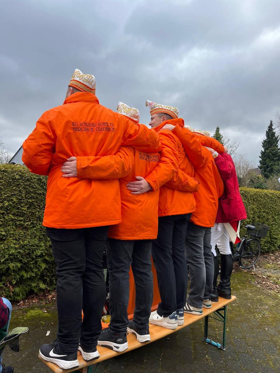 Aktive der KG Schlader Botze in Orange